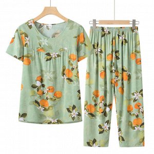 Костюм женский летний – свободная удлиненная футболка и укороченные брюки, зеленый с фруктово-цветочным принтом