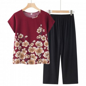Костюм женский летний – свободная удлиненная бордовая с цветами футболка и укороченные черные брюки