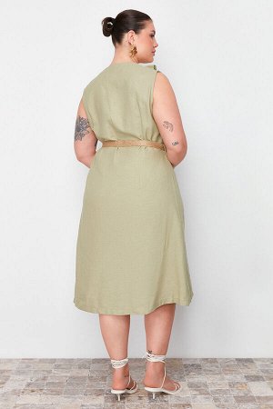 Зеленое тканое платье с соломенным поясом