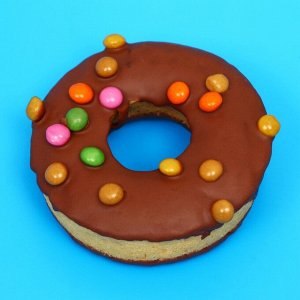 Кекс "PAPITA DONUT", с какао глазурью, шоколадной начинкой и цветным драже 40 г