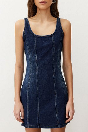 Приталенное джинсовое мини-платье с синей строчкой