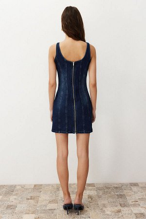 Приталенное джинсовое мини-платье с синей строчкой