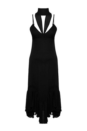 Черное платье с открытой талией и рюшами