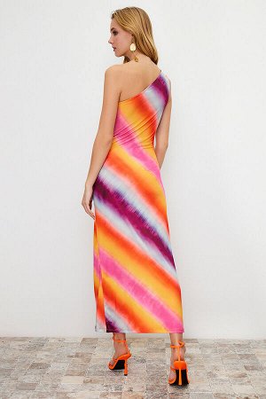 Эластичное  платье макси с разноцветным принтом и асимметричным вырезом