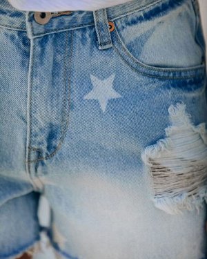 Женские джинсовые шорты с карманами, потёртостями и звёздочками, цвет светло-синий