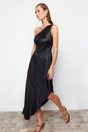 Асимметричное  атласное элегантное вечернее платье со складками