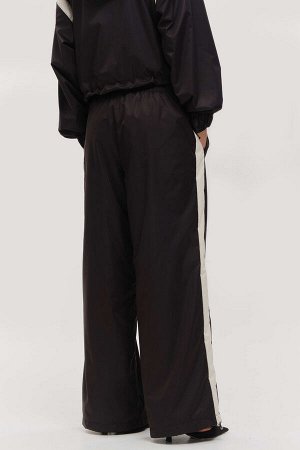 Костюм Цвет: черный

Костюм из легкого плащевого материала с подкладом из
эластичной сетки. Бомбер свободного кроя с капюшоном и
застежкой-молнией. Прямые широкие брюки с карманами.
По низу брюк эла