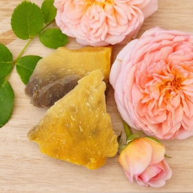 РОЗЫ ВОСК INCI: Rose flower Wax.

Состав: 100% натуральный воск Rosa centifolia, защитный, смягчающий и экстра-ароматизирующий компонент в производстве элитной косметики.

Розу заслуженно именуют коро