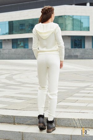 Белоснежный костюм в комбинации из брюк и кофты на змейке Белый