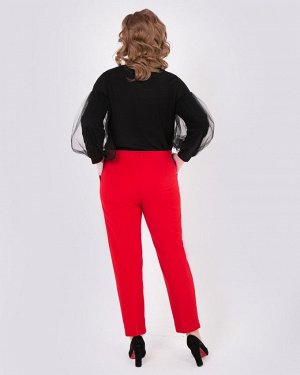 Брюки Классические брюки полуприлегающего силуэта, из однотонной костюмной ткани. Модель со средней посадкой, на узком притачном поясе. Застежка на &Prime;молнию&Prime; и&nbsp; пуговицу расположены сп