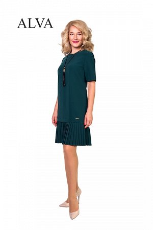 Платье Удобное платье Татьяна 8438-5  с плиссированной юбкой, модного полуприлегающего силуэта, выполнено из тонкой плательной ткани, длина около 92-98 см. Украшение в комплекте не идет.