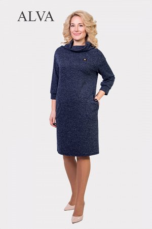 Платье Платье Синтия 8395-9 модного свободного силуэта синего цвета с горловиной хомут, что придает платью особый уют в холодную зиму,  выполнено из трикотажной ткани  "ангора-меланж" и украшено нашив