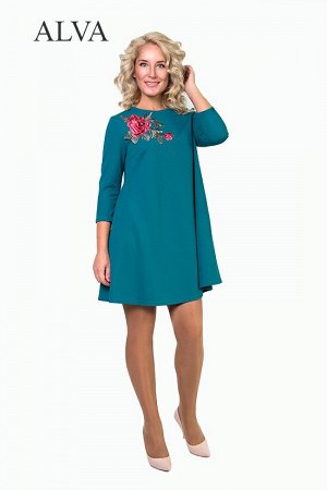 Платье Платье Лари 8368-3, изумрудного цвета с декором на кокетке в виде розы (эмитация вышивки гладью), выполнено из ткани высокого качества, трикотаж Зоряна. Платье свободного силуэта. Длина платье 