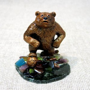 Фигурка Медведь-футболист на змеевике, 1518