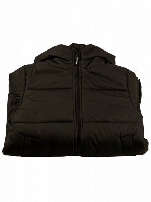 Куртки Черная стёганая куртка выполнена из практичного Дюспо с ветронепроницаемой и влагозащитной пропиткой. На рукаве световозвращающая аппликация. Модель с утеплителем из синтепона защитит от холода