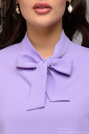 Комплект из блузки лавандового цвета и темно-фиолетовых шорт