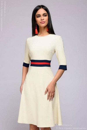 Платье ванильного цвета длины мини с цветным поясом и манжетами