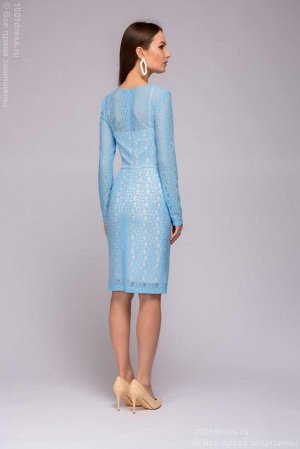 Платье-футляр персикового цвета с голубым кружевом и длинными рукавами
