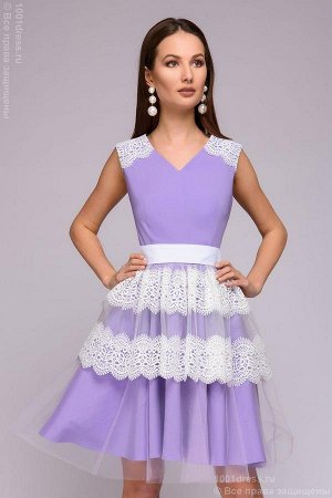 Платье лиловое длины мини с белым кружевом на юбке и на плечах