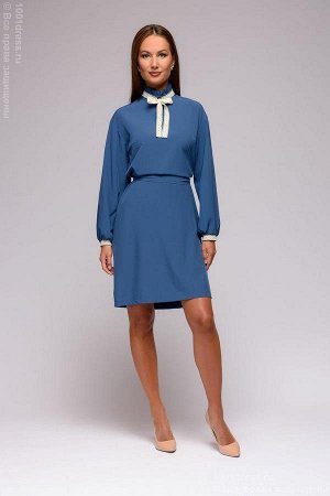 Платье синее длины мини с кружевной отделкой и длинными рукавами