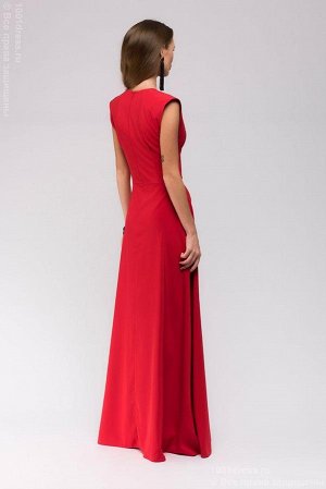 Красное платье длины макси с глубоким декольте