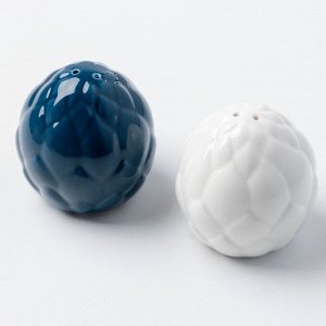 Перечница и солонка из керамики «Артишок», белая и синяя 6 х 6.5 см, цвет белый-синий