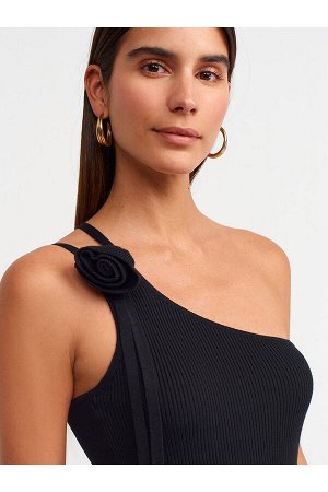 Трикотажное платье в рубчик с цветочным мотивом и плечами, черное