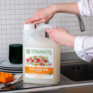 Биоразлагаемый гель-бальзам для мытья посуды и детских игрушек SYNERGETIC "Сочный гранат и абрикос", 3,5 л
