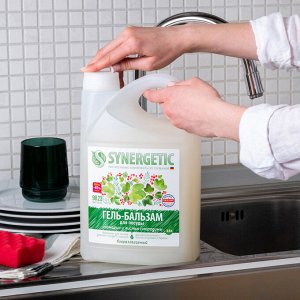 Биоразлагаемый гель-бальзам для мытья посуды и детских игрушек SYNERGETIC "Розмарин и листья смородины", 3,5 л