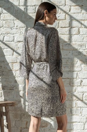 Runa 3993 Короткий запашной халат-кимоно Mia-Amore с рукавом 3/4. По бокам обработаны карманы. Изделие выполнено из принтованного смесового шелка (шелк 58%+вискоза 42%) с отделкой в виде контрастных к