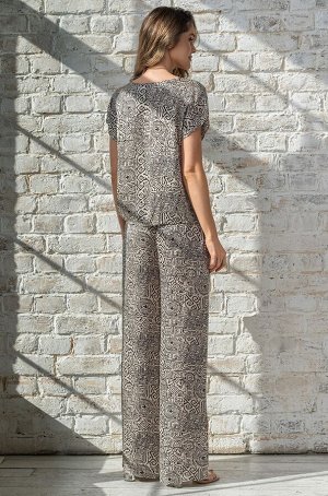 Runa 3996 Комплект Mia-Amore состоит из топа с коротким рукавом и широких брюк. Изделие выполнено из принтованного смесового шелка (шелк 58%+вискоза 42%). Комплект дополнен контрастным поясом.
Состав 