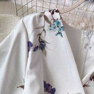 Короткое платье с V-образным вырезом и поясом, белый