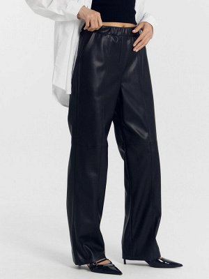 Свободные прямые брюки из экокожи черного цвета