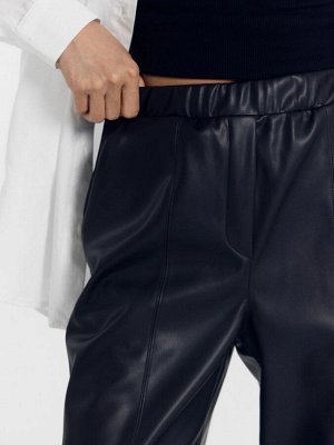 Свободные прямые брюки из экокожи черного цвета