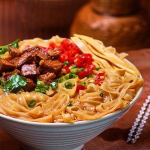 Лапша быстрого приготовления в чашке Jinmailang "🌶️Остро-кисло сладкая" со вкусом "Говядина", 1 шт., 142 гр
