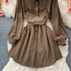 Платье-рубашка с длинными рукавами и поясом на цепочках, коричневый