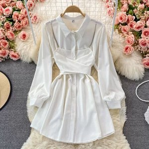 Платье-рубашка с длинными рукавами и поясом на цепочках, белый