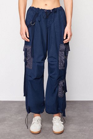 Темно-синие джинсы-джоггеры с карманами-карго и нормальной талией