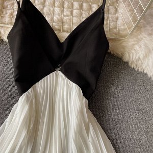 Плиссированное платье-макси на бретельках, с V-образным вырезом и оборками, черный/белый