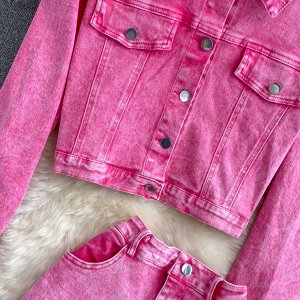 Джинсовый костюм-двойка: куртка + юбка-карандаш с высокой посадкой и разрезом, розовый