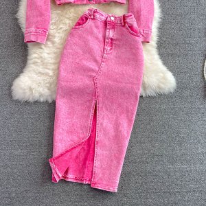Джинсовый костюм-двойка: куртка + юбка-карандаш с высокой посадкой и разрезом, розовый
