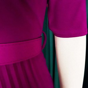 Женское платье с плиссированной юбкой и мягким ремнем