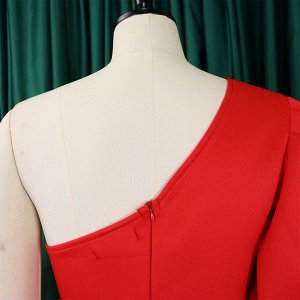 Женское платье с открытым плечом и пышной оборкой