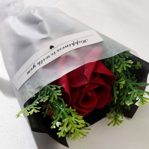 Мини-букет из мыльных лепестков "Красная роза с зеленью" 13 см