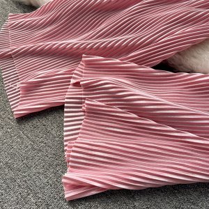 Плиссированный костюм-двойка: блуза на шнуровке + широкие брюки с высокой посадкой, розовый