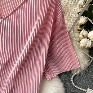 Плиссированный костюм-двойка: блуза на шнуровке + широкие брюки с высокой посадкой, розовый