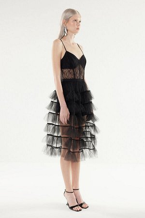 Элегантное вечернее платье из черного тюля с искусственным интеллектом и открытой талией
