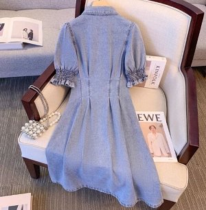 Джинсовое платье приталенное с кукольным воротничком и рукавом фонарик, голубой