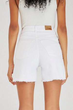 Женские белые джинсовые шорты с рваными деталями белого цвета