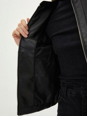 Простое тонкое женское кожаное пальто с круглым вырезом и длинными рукавами